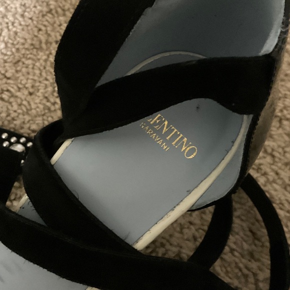 Valentino Garavani Black and White Lace Heels - Picture 6 of 9